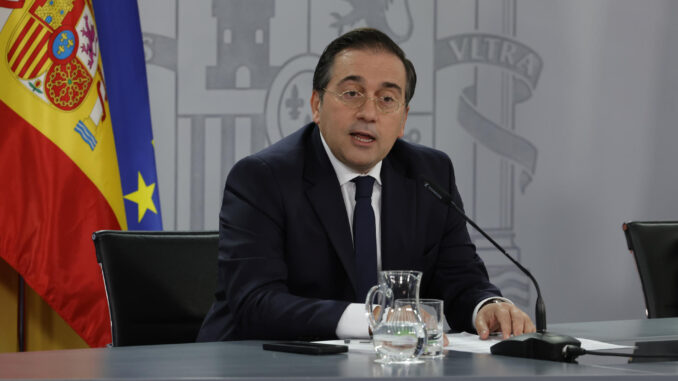 Imagen del ministro de Asuntos Exteriores, José Manuel Albares, durante la rueda de prensa celebrada tras el Consejo de Ministros en el Palacio de la Moncloa este martes. EFE/ Zipi
