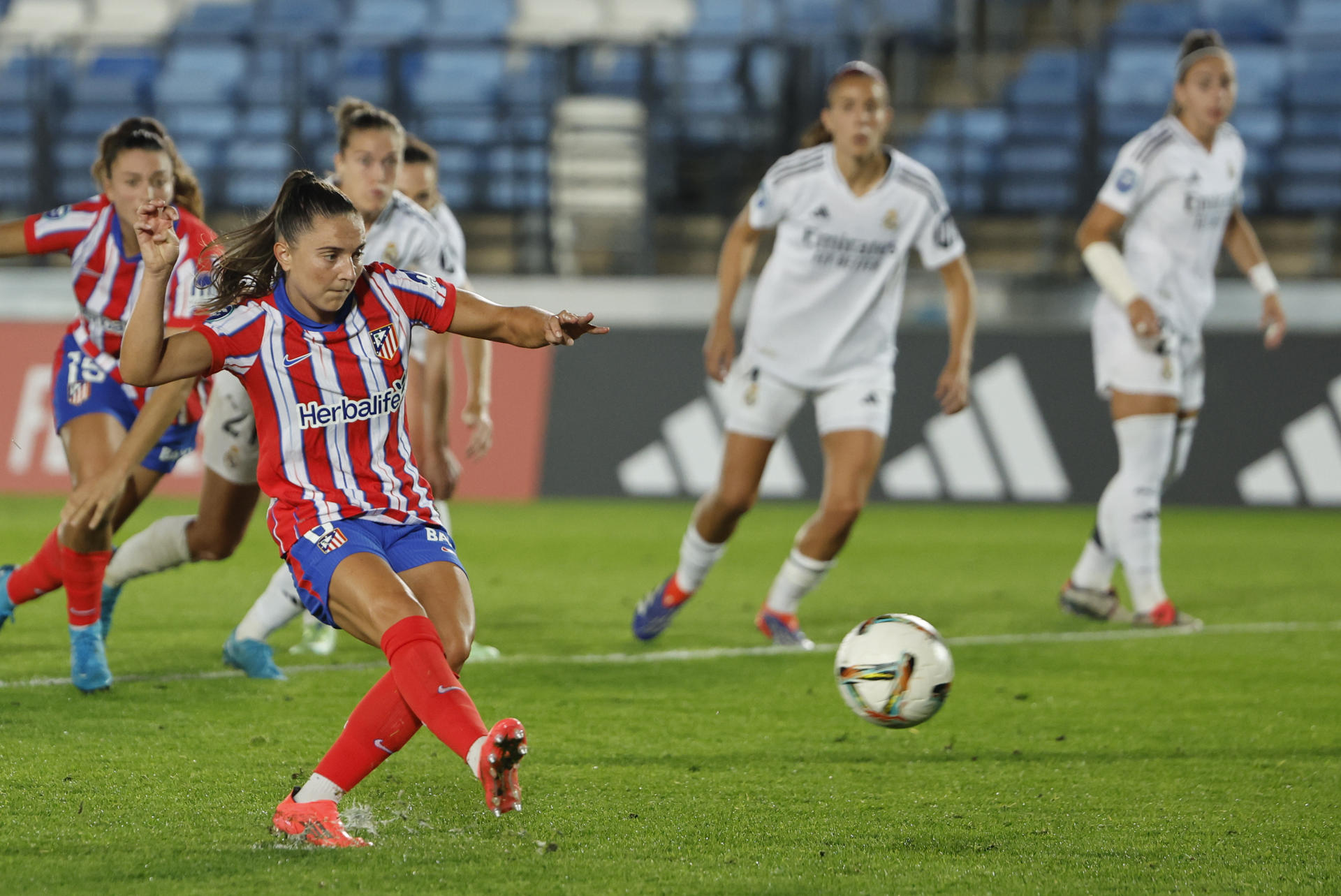 La centrocampista del Atlético de Madrid, Vilde Bøe Ris (i) marca gol ante el Real Madrid durante el partido de la jornada 6 de la Liga Femenina que Real Madrid y Atlético de Madrid disputaron en el estadio Alfredo Di Stéfano, en Madrid. EFE/ Sergio Pérez
