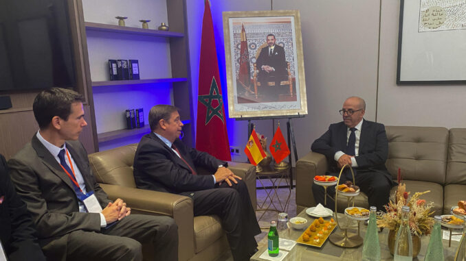 El ministro de Agricultura español Luis Planas (2i) y su homólogo marroquí recién nombrado Ahmed El Bouari durante la reunión bilateral celebrada este viernes en Harhoura, Marruecos. EFE/ Fatima Zohra Bouaziz
