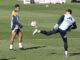 Thibaut Courtois (d) despeja el balón en presencia del centrocampista inglés Jude Bellingham. El portero belga ha sido incluido en la convocatoria para el partido ante el Celta de Vigo. EFE/Juan Carlos Hidalgo