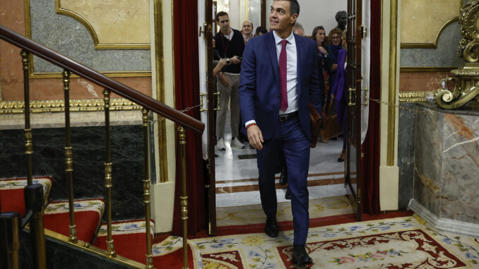 El presidente del Ejecutivo, Pedro Sánchez, llega al hemiciclo para asistir a la sesión de control que este miércoles se celebra en el Congreso. EFE/ Chema Moya
