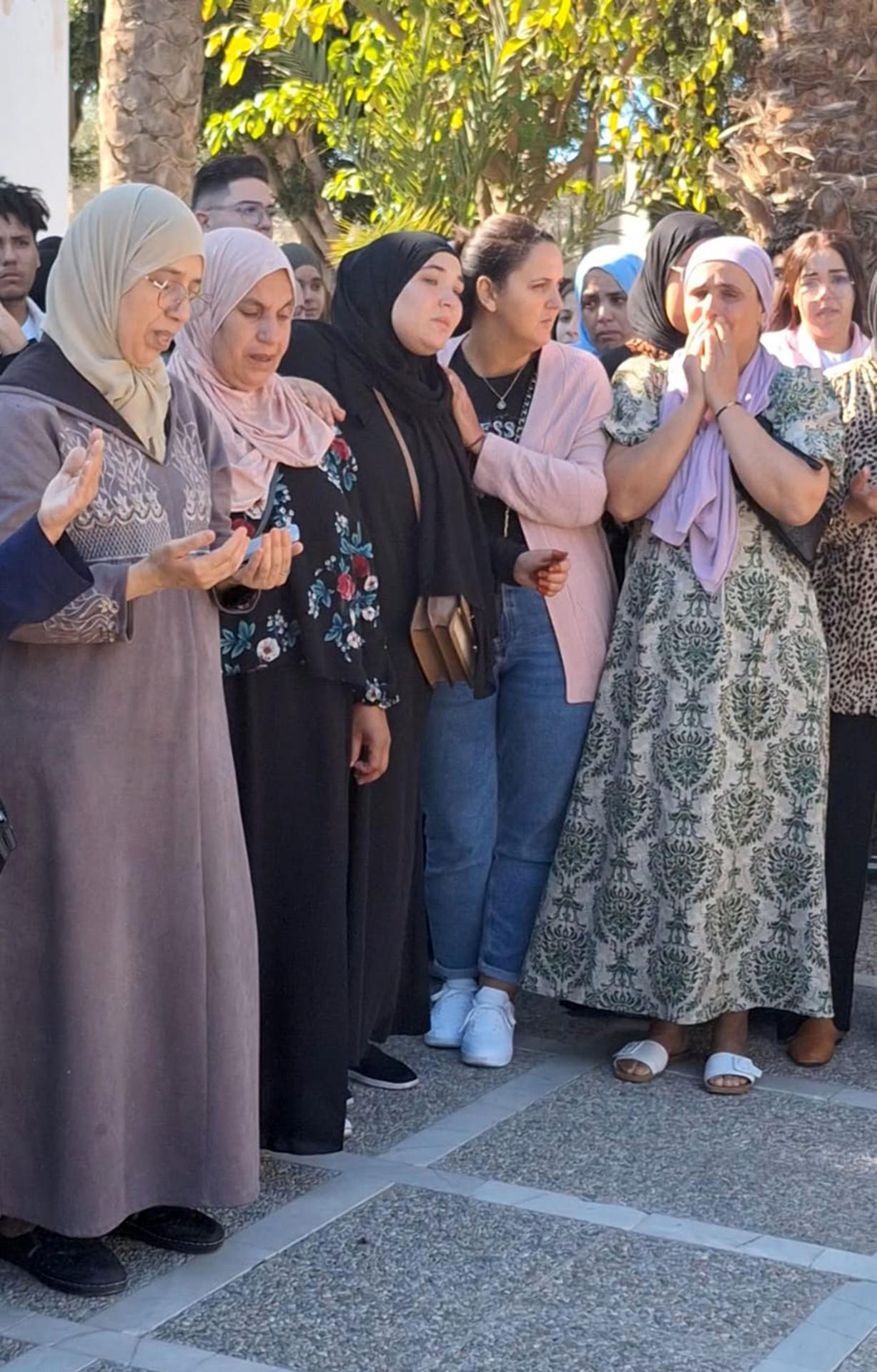 GRAFAND4100. LA MOJONERA (ALMERÍA), 23/10/2024.- Familiares y amigos se han sumado este miércoles al minuto de silencio para condenar el asesinato machista de Hafsa, la mujer de 40 años muerta este martes en La Mojonera (Almería) presuntamente a manos de su pareja, un hombre de 50, y que ha dejado a cuatro huérfanos, tres de ellos menores.EFE / Carlos Barba
