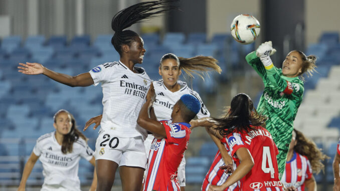 La centrocampista del Real Madrid Naomie Feller (i) cabecea el balón ante la portera del Atlético de Madrid, Lola Gallardo (d) durante el partido de la jornada 6 de la Liga Femenina que Real Madrid y Atlético de Madrid disputaron en el estadio Alfredo Di Stéfano, en Madrid. EFE/ Sergio Pérez
