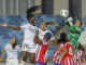 La centrocampista del Real Madrid Naomie Feller (i) cabecea el balón ante la portera del Atlético de Madrid, Lola Gallardo (d) durante el partido de la jornada 6 de la Liga Femenina que Real Madrid y Atlético de Madrid disputaron en el estadio Alfredo Di Stéfano, en Madrid. EFE/ Sergio Pérez