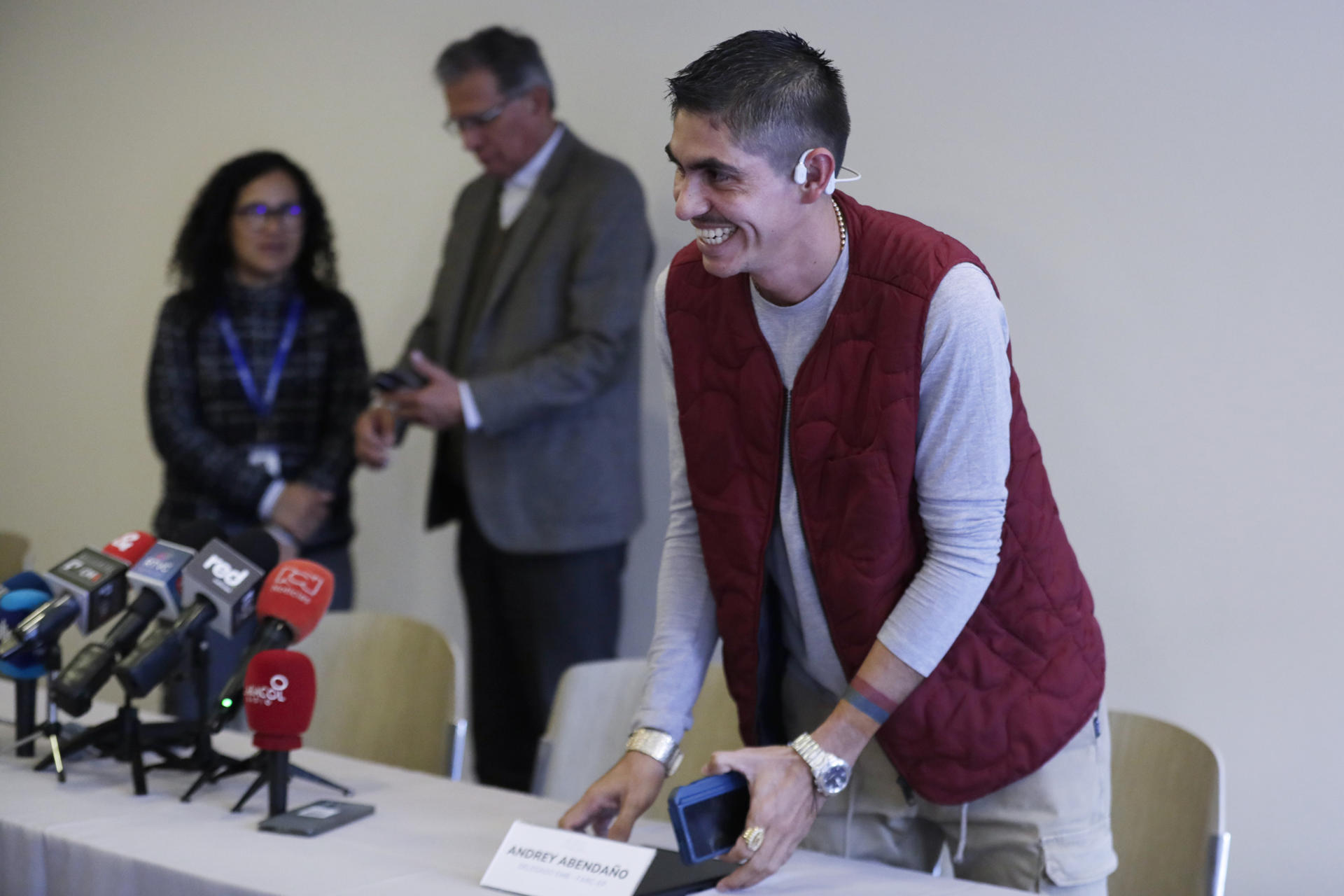 El delegado de las EMC -FARC EP Andrey Avendaño, asiste a una rueda de prensa este viernes, en Bogotá (Colombia). El Gobierno colombiano y los frentes escindidos del Estado Mayor Central (EMC), la mayor disidencia de las FARC, cerraron este viernes el VI ciclo de diálogos de paz en un periodo en el que esperan que el cese al fuego bilateral extendido por otros seis meses permita avanzar en la participación ciudadana y en las transformaciones en tres zonas priorizadas del país. EFE/ Carlos Ortega
