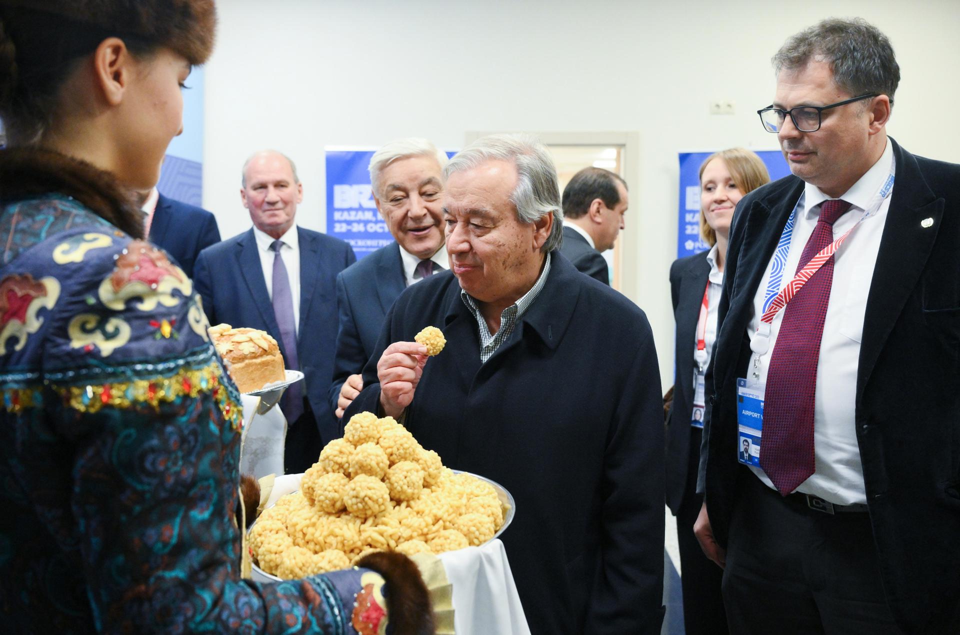 El secretario general de la ONU, Antonio Guterres (c), asiste a una ceremonia de bienvenida a su llegada al Aeropuerto Internacional de Kazán antes de la Cumbre BRICS en Kazán, Rusia, el 23 de octubre de 2024. EFE/EPA/Alexey Filippov / PHOTO HOST BRICS-RUSSIA2024.RU HANDOUT HANDOUT EDITORIAL USE ONLY/NO SALES
