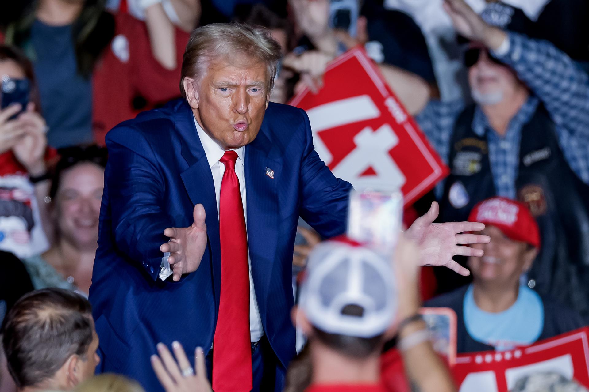 El expresidente estadounidense y candidato presidencial republicano Donald Trump reacciona al concluir un mitin de campaña en Greensboro, Carolina del Norte, EE.UU., el 22 de octubre de 2024. EFE/ERIK S. MENOR
