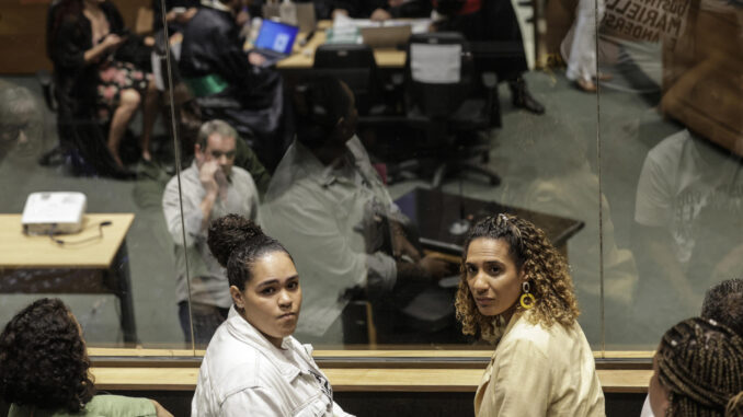 Luyara Santos (i), hija de Marielle Franco, y su tía, la hermana de Marielle, Anielle (d), asisten al juicio por el asesinato de la concejala este miércoles, en Río de Janeiro (Brasil). EFE/ Antonio Lacerda
