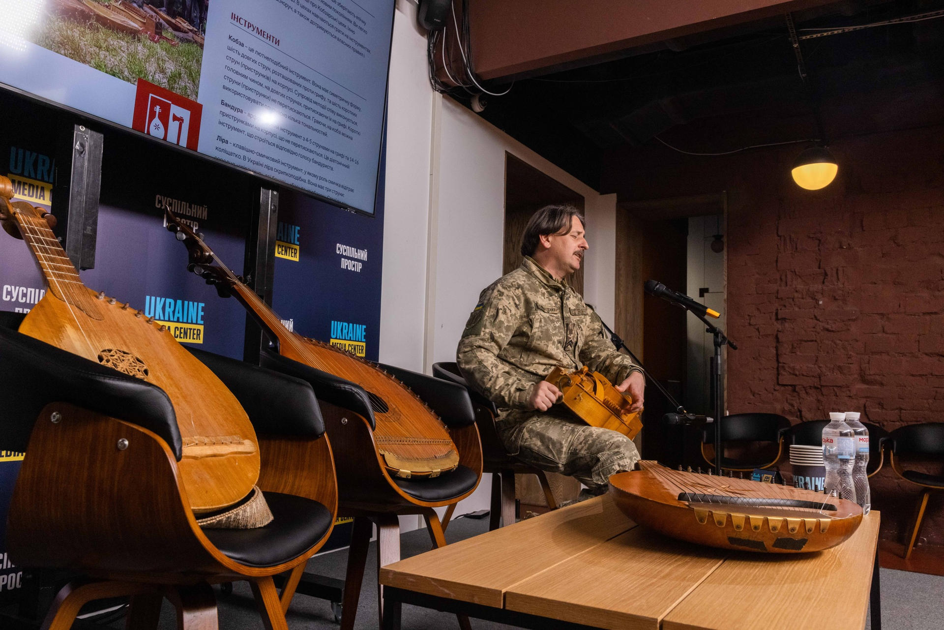 Un músico ucraniano toca el laúd ucraniano conocido como bandura en un acto en apoyo de la música medieval y barroca ucraniana. Ucrania busca la protección de organismos internacionales para su música medieval y barroca, en el marco de una campaña por salvaguardar y promover la cultura nacional que se intensificó con el comienzo de la invasión militar rusa hace 966 días. EFE/Media Center Ukraine / SOLO USO EDITORIAL/SOLO DISPONIBLE PARA ILUSTRAR LA NOTICIA QUE ACOMPAÑA (CRÉDITO OBLIGATORIO)
