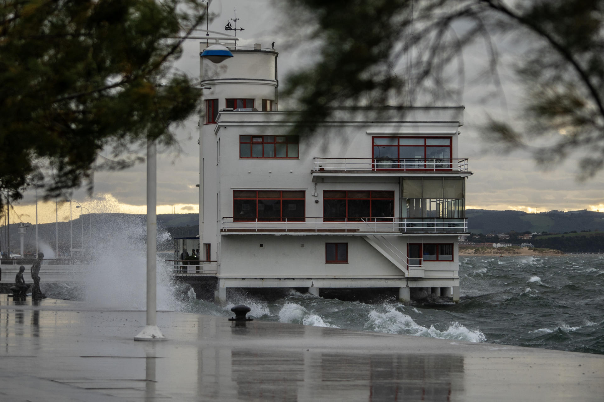 En la imagen, grandes olas chocan este miércoles en Santander. EFE/ Román G. Aguilera
