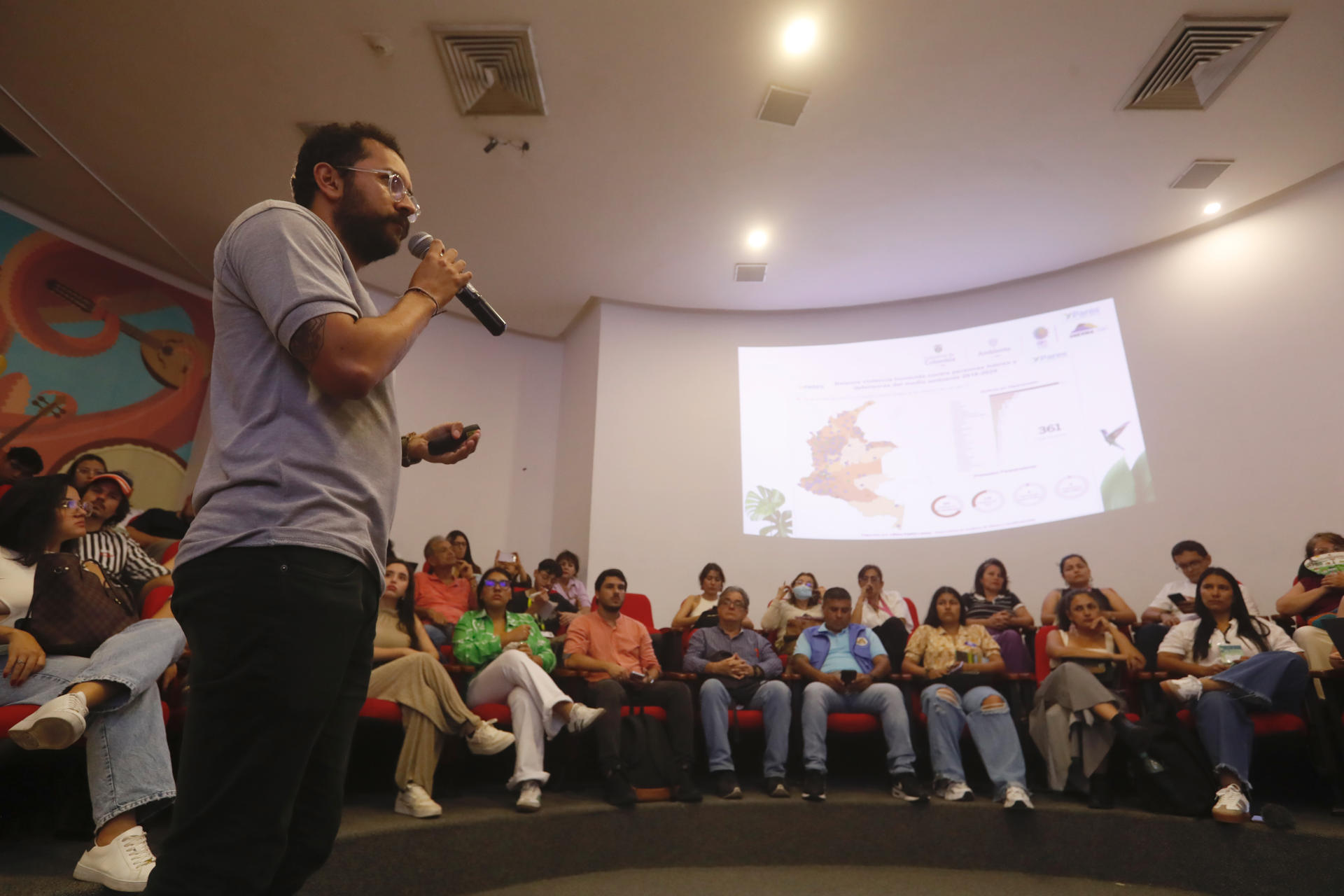 Francisco Daza, coordinador de la línea de Paz Territorial y Derechos Humanos, habla durante la presentación de un informe, este miércoles en Cali (Colombia). Después de que 2023 fuera el año más mortífero desde que se tienen datos para los defensores ambientales en Colombia, cuando fueron asesinados 81, los datos recopilados en lo que va de año indican una tendencia a la disminución, según un informe de la Fundación Paz y Reconciliación (Pares) presentado este miércoles en la COP16. EFE/ Ernesto Guzmán
