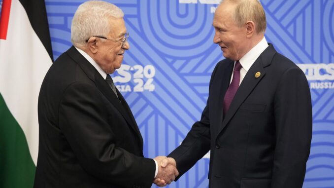 El presidente ruso, Vladimir Putin (derecha), da la bienvenida al presidente palestino, Mahmoud Abbas (izquierda), antes de su reunión al margen de la Cumbre BRICS en Kazán, Rusia, el 24 de octubre de 2024. La cumbre BRICS tendrá lugar del 22 al 24 de octubre. (Rusia) EFE/EPA/ALEXANDER ZEMLIANICHENKO / PISCINA
