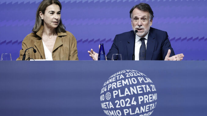 El presidente del Grupo Planeta, José Creuheras, y la presidenta del jurado, Carmen Posadas, durante la rueda de prensa de presentación del LXXIII Premio Planeta que se entregará mañana en una gala en Barcelona. EFE/Andreu Dalmau
