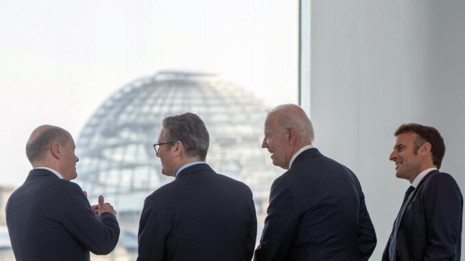 (De izq. a der.) El canciller alemán Olaf Scholz, el primer ministro británico Keir Starmer, el presidente estadounidense Joe Biden y el presidente francés Emmanuel Macron hablan durante una reunión conjunta frente al edificio del Reichstag en Berlín, Alemania, el 18 de octubre de 2024. Biden realizará una visita a Alemania del 17 al 18 de octubre de 2024 para asistir a una ceremonia de la Orden del Mérito y reunirse con la canciller alemana, el primer ministro británico y el presidente francés. (Alemania) EFE/EPA/CHRIS EMIL JANSSEN/POOL
