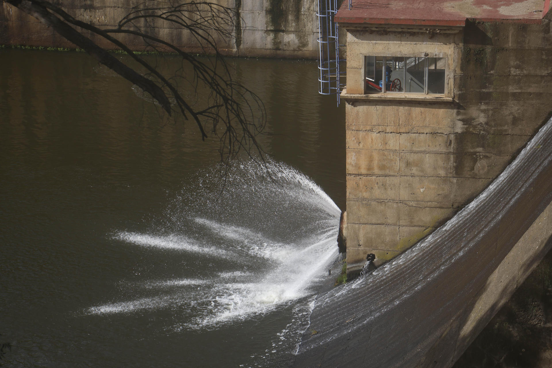 que presenta la presa derivación de Bembézar en la localidad cordobesa de Hornachuelos que este lunes está desembalsando agua. Los embalses de la cuenca del Guadalquivir han sido los más beneficiados de la lluvia del fin de semana y ayer habían registrado ya un incremento de hasta 30 hectómetros cúbicos. La mejor noticia de todas es que sigue lloviendo. EFE/Salas
