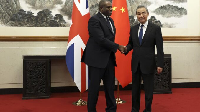 El ministro de Relaciones Exteriores de Gran Bretaña, David Lammy, y el ministro de Relaciones Exteriores de China, Wang Yi, se estrechan la mano antes de su reunión en la Casa de Huéspedes de Estado Diaoyutai en Beijing, China, el 18 de octubre de 2024. (Reino Unido) EFE/EPA/FLORENCIA LO/POOL
