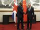 El ministro de Relaciones Exteriores de Gran Bretaña, David Lammy, y el ministro de Relaciones Exteriores de China, Wang Yi, se estrechan la mano antes de su reunión en la Casa de Huéspedes de Estado Diaoyutai en Beijing, China, el 18 de octubre de 2024. (Reino Unido) EFE/EPA/FLORENCIA LO/POOL