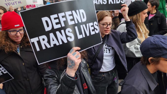 Fotografía de archivo del 31 de marzo de 2023 donde aparecen unos jóvenes mientras portan pancartas que piden defensa a vidas y niños trans, durante una manifestación en Nueva York (EE.UU.). EFE/ Ruth E. Hernández Beltrán
