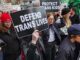 Fotografía de archivo del 31 de marzo de 2023 donde aparecen unos jóvenes mientras portan pancartas que piden defensa a vidas y niños trans, durante una manifestación en Nueva York (EE.UU.). EFE/ Ruth E. Hernández Beltrán