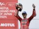 El piloto italiano de Ducati Lenovo, Francesco Bagnaia, celebra en el podio después de ganar la carrera de MotoGP del Gran Premio de Japón de Motociclismo en Motegi, al norte de Tokio. EFE/EPA/FRANCK ROBICHON