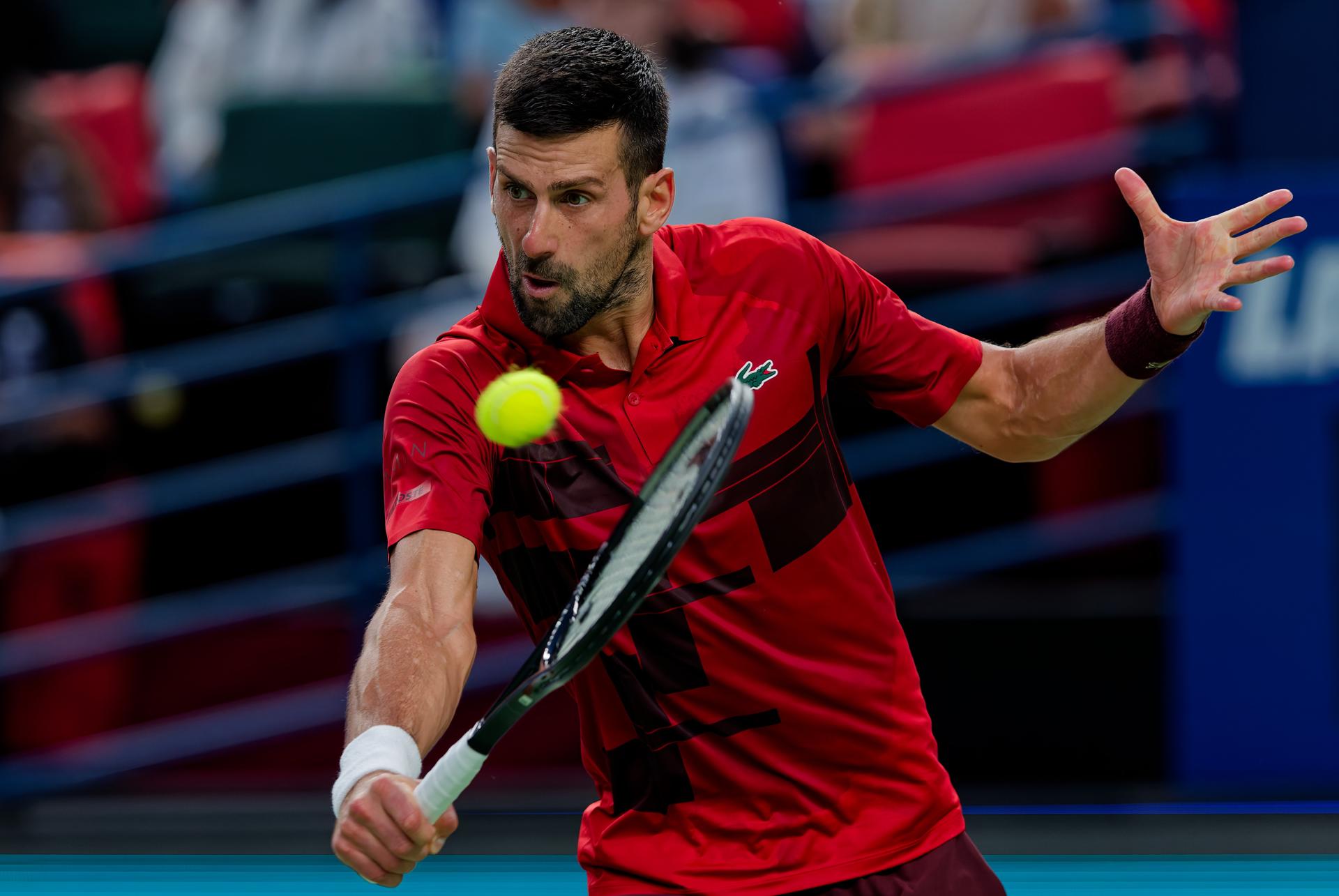 El tenista serbio Novak Djokovic en acción durante la final contra el italiano Jannik Sinner de Italia en el Masters 1.000 Shanghai, China. EFE/EPA/ALEX PLAVEVSKI
