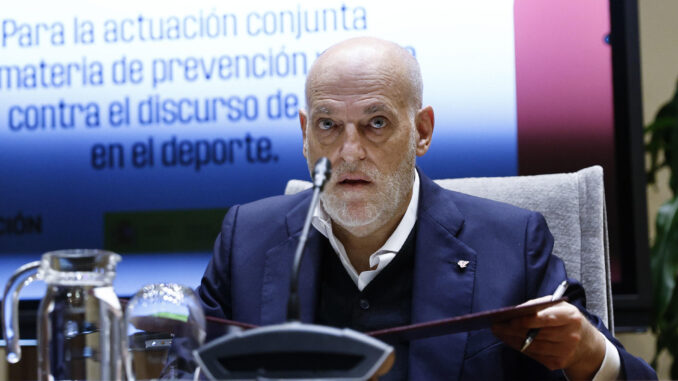 El presidente de LaLiga, Javier Tebas, firma un convenio de colaboración en materia de prevención y lucha contra los discursos de odio en el deporte con la ministra de Inclusión Seguridad Social y Migraciones Elma Saiz, este jueves en Madrid. EFE/ Rodrigo Jiménez
