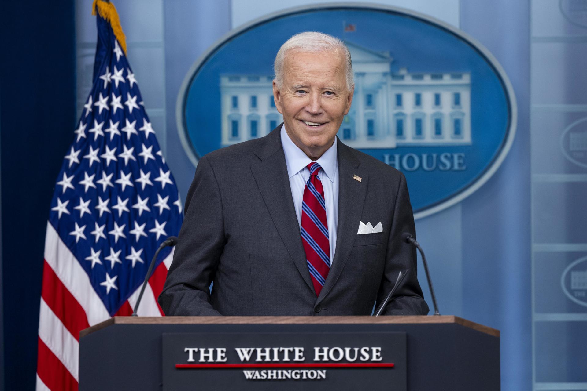 El presidente de Estados Unidos, Joe Biden, responde a una pregunta de los medios de comunicación durante la conferencia de prensa diaria de este 4 de octubre de 2024, en la sala de prensa de la Casa Blanca en Washington, DC, EE. UU. EFE/EPA/Shawn Thew
