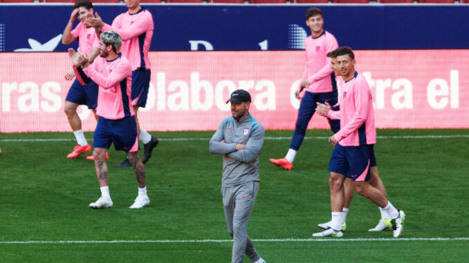 Simeone, en el entrenamiento de este sábado. EFE/Sergio Pérez
