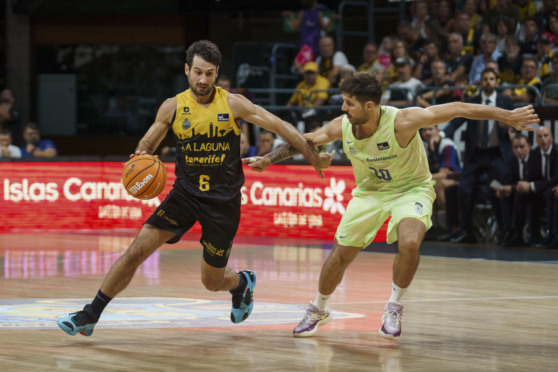 El base del Laguna Tenerife, Bruno Fitipaldo (i) ante el base del Barça, Laprovittola, durante el partido de la liga ACB que Laguna Tenerife y Barça disputaron en el Pabellón Santiago Martín de La Laguna (Tenerife). EFE/Ramón de la Rocha
