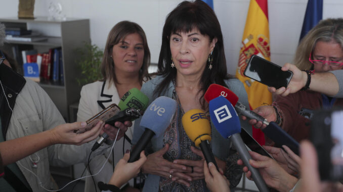 La ministra de Igualdad, Ana Redondo, atiende a los medios de comunicación tras reunirse en Oviedo con la vicepresidenta del Gobierno del Principado y consejera de Presidencia, Reto Demográfico, Igualdad y Turismo, Gimena Llamedo (i), este jueves. EFE/ J.L. Cereijido
