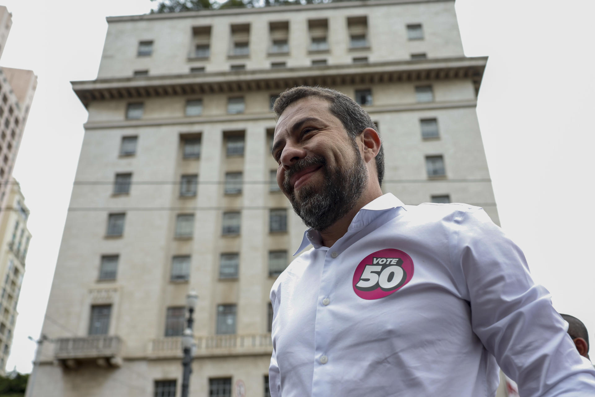 El candidato a la Alcaldía de São Paulo, el diputado Guilherme Boulos, participa en un acto de campaña, el 21 de octubre de 2024, en São Paulo (Brasil). EFE/ Sebastiao Moreira
