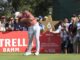 El golfista español Jon Rahm lanza su bola en la salida del hoyo 6 durante la cuarta y última jornada del Andalucía Másters de Golf, del 'DP World Tour', en el Real Club de Golf Sotogrande, en San Roque (Cádiz), este domingo. EFE/A.Carrasco Ragel