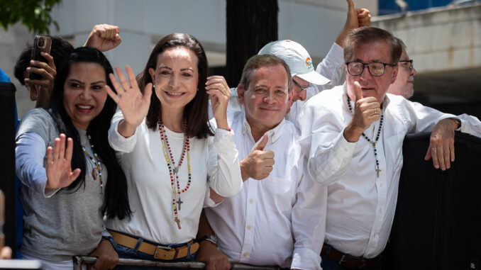 Fotografía del 28 de agosto de 2024 donde se observa al exdiputado venezolano Juan Pablo Guanipa (2-d) junto a la líder opositora venezolana, María Corina Machado (2-i), durante una manifestación de la oposición, en Caracas (Venezuela). EFE/ Ronald Peña R.
