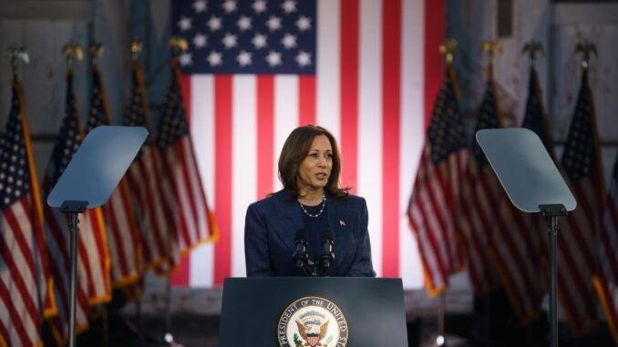 Fotografía del 16 de octubre de 2024 de la vicepresidenta estadounidense y actual candidata presidencial demócrata, Kamala Harris, en un mitin en el condado de Bucks, Pensilvania, EE.UU EFE/WILL OLIVER
