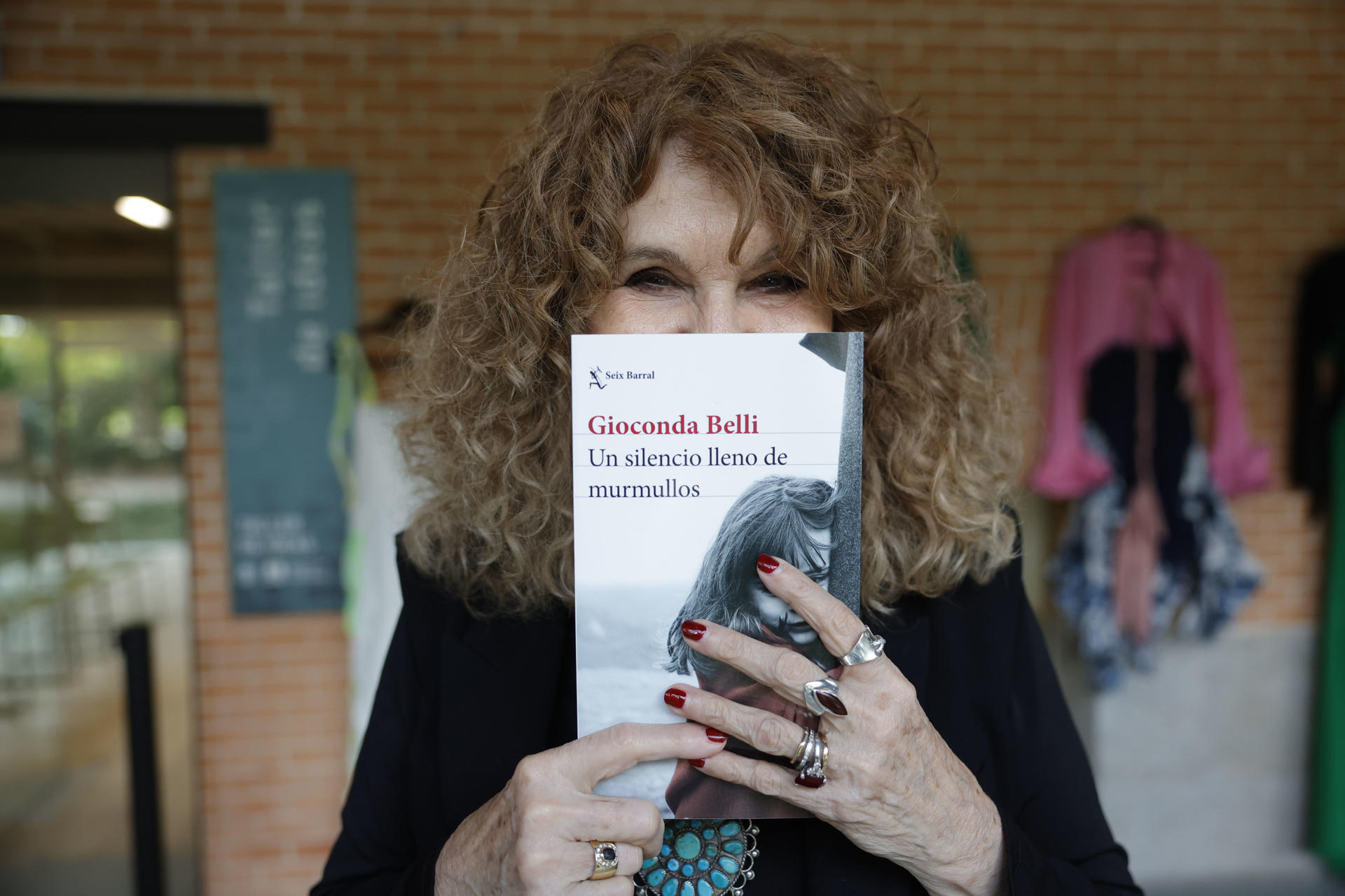 La nicaragüense Gioconda Belli presenta en rueda de prensa su nueva novela 'Un silencio lleno de murmullos', este miércoles en la Biblioteca del parque de El Retiro (Madrid). EFE/ Zipi Aragon
