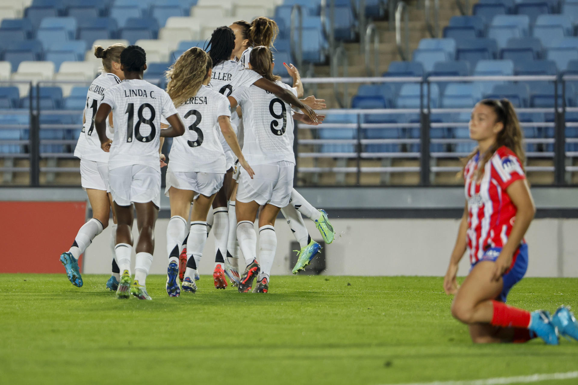 La centrocampista del Real Madrid, Caroline Weir (C) celebra su gol ante el Atlético de Madrid durante el partido de la jornada 6 de la Liga Femenina, este domingo en el estadio Alfredo Di Stéfano de Madrid. EFE/ Sergio Perez
