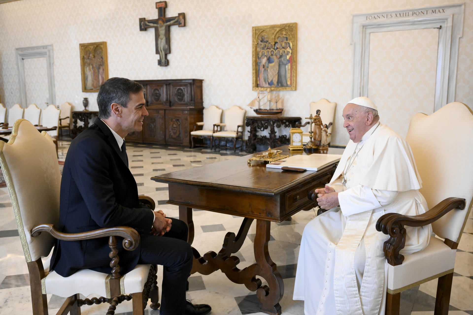 El papa Francisco y el presidente del Gobierno, Pedro Sánchez durante su encuentro este viernes en el Vaticano. EFE/Mario Tomassetti/ Prensa del Vaticano/ POOL / SOLO USO EDITORIAL/SOLO DISPONIBLE PARA ILUSTRAR LA NOTICIA QUE ACOMPAÑA (CRÉDITO OBLIGATORIO)
