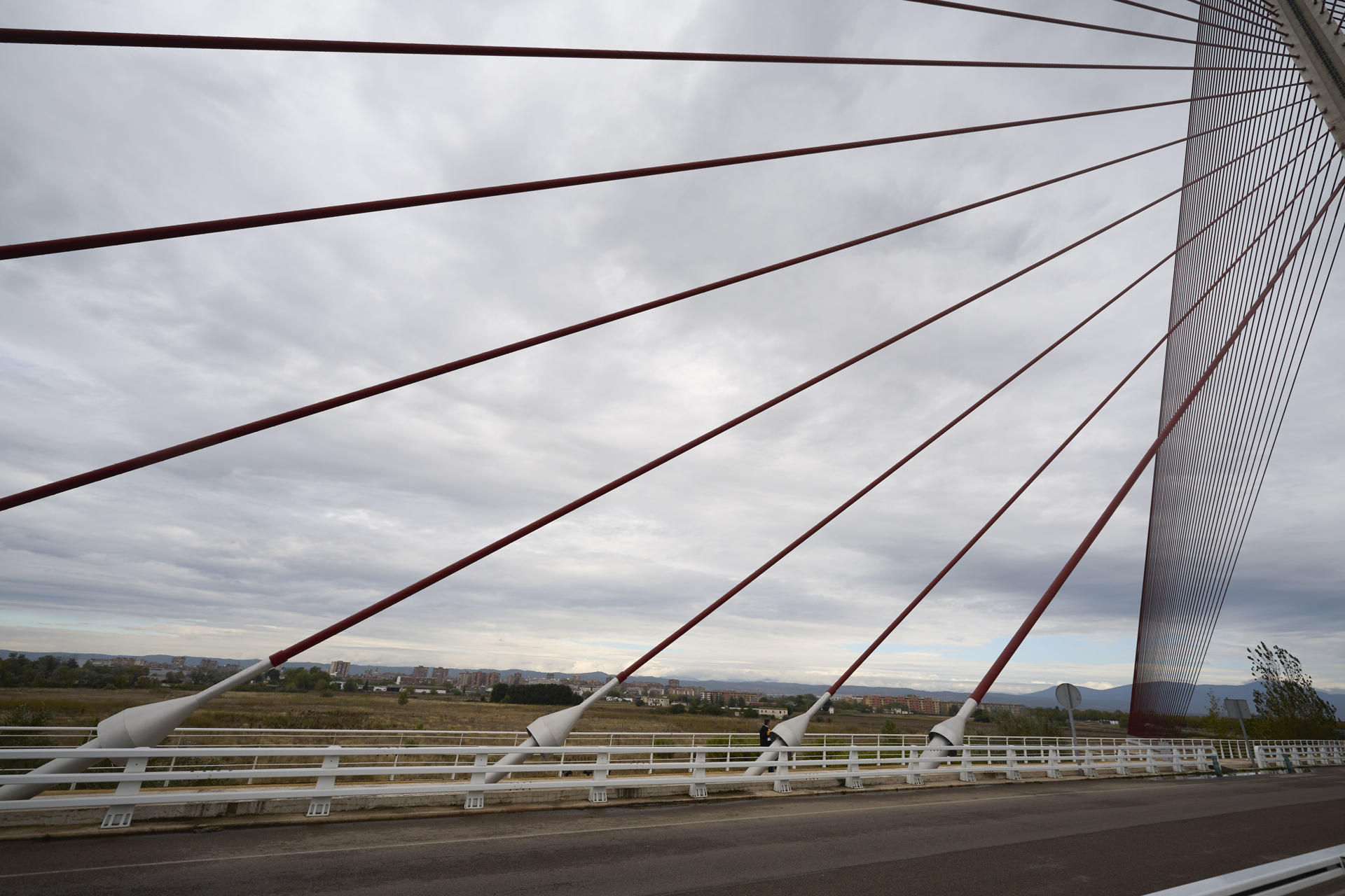 Un joven inglés de 26 años ha fallecido tras precipitarse al suelo mientras escalaba el puente de Castilla-La Mancha, en Talavera de la Reina (Toledo), cuando trataba de crear contenido para sus redes sociales. EFE/Manu Reino
