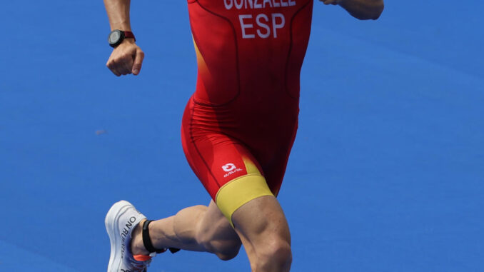 El triatleta español Alberto González, en una imagen de archivo, al cruzar la meta en la prueba de triatlón masculino de los Juegos Olímpicos de París 2024. EFE/ Miguel Gutiérrez
