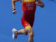 El triatleta español Alberto González, en una imagen de archivo, al cruzar la meta en la prueba de triatlón masculino de los Juegos Olímpicos de París 2024. EFE/ Miguel Gutiérrez