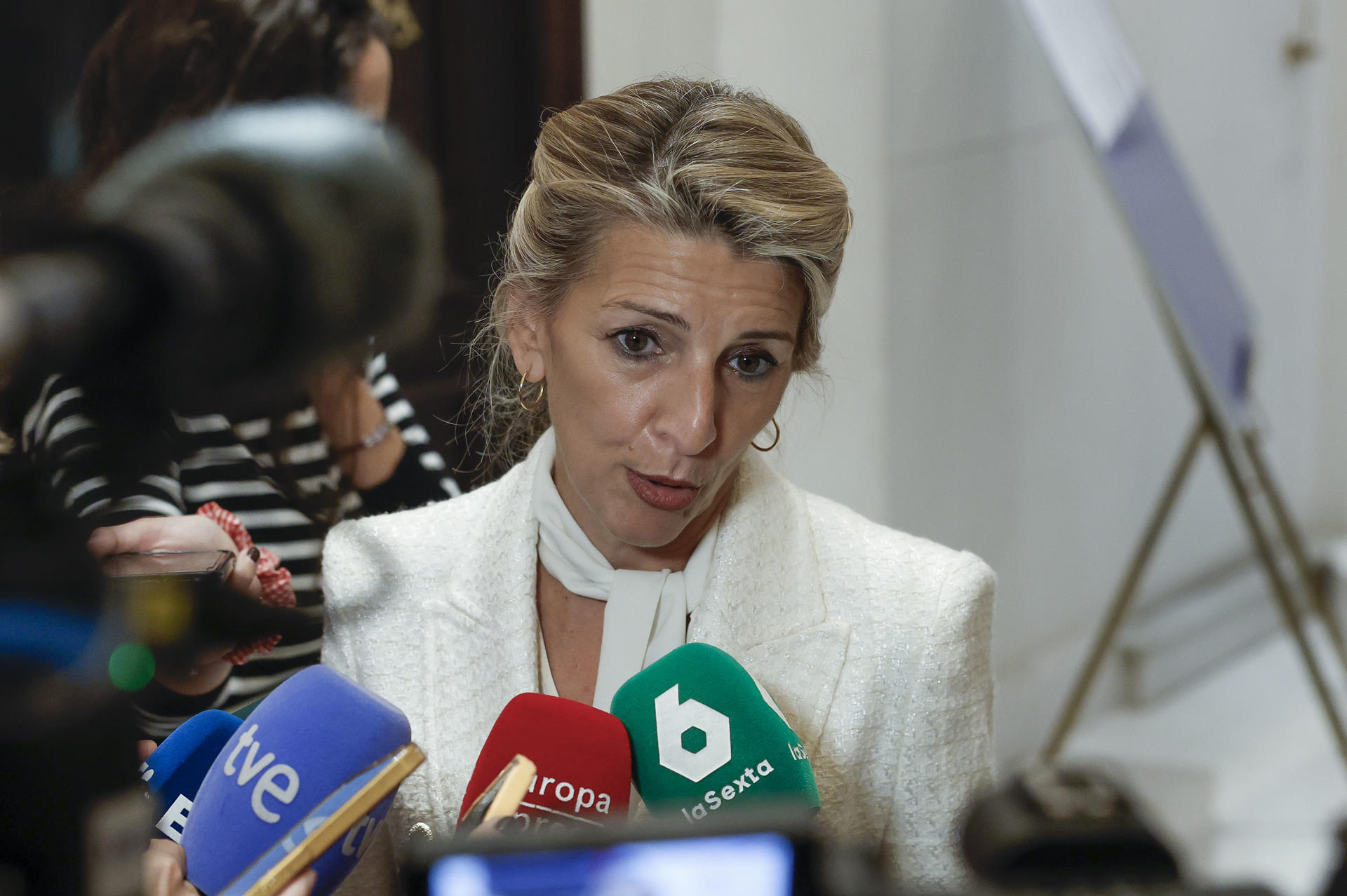 La vicepresidenta segunda y Ministra de Trabajo y Economía Social, Yolanda Díaz, atiende a los medios a su llegada a un desayuno informativo del Fórum Europa protagonizado por el secretario general de CCOO, Unai Sordo, este lunes. EFE/J.J. Guillén
