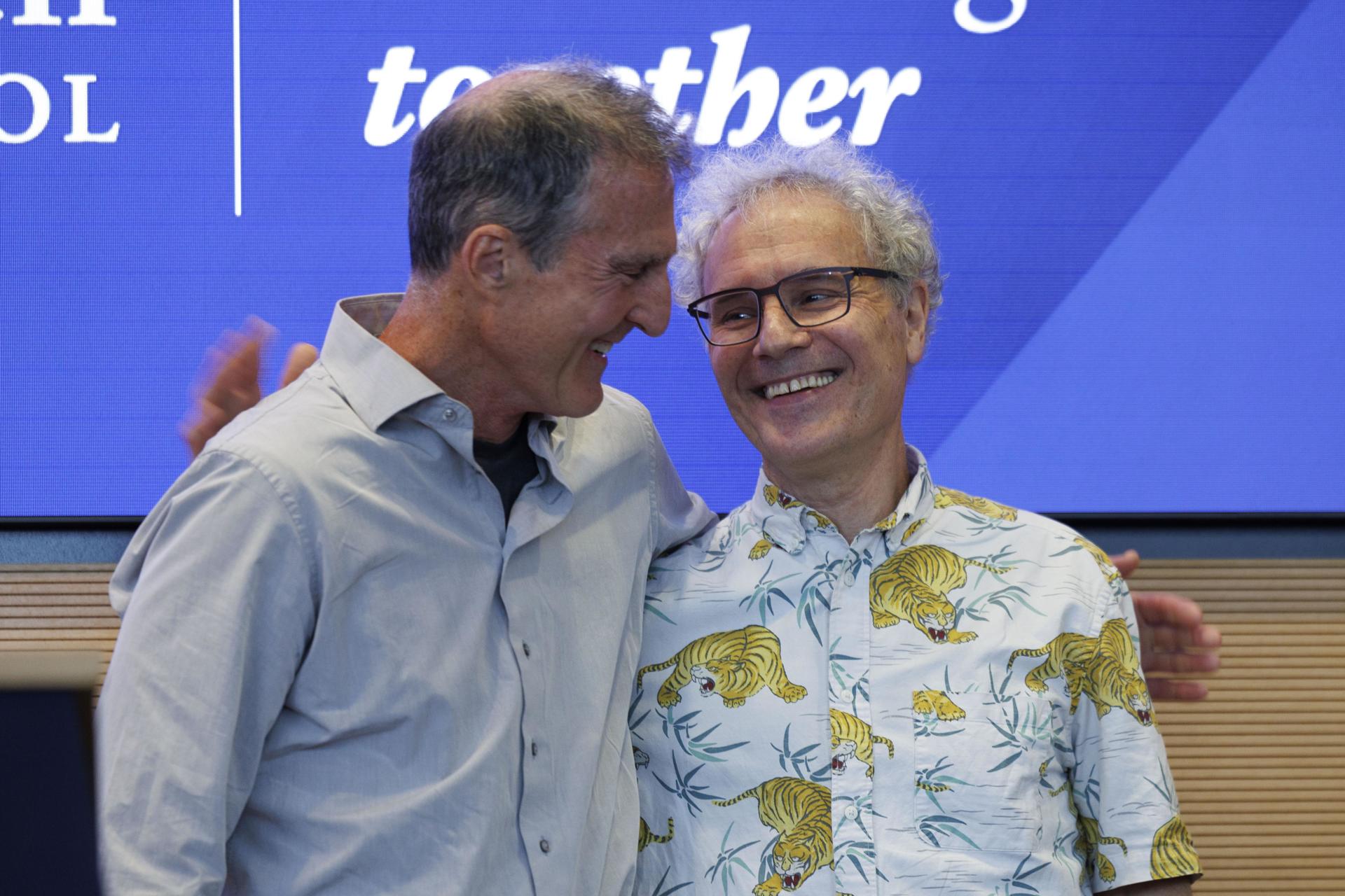 Victor Robert Ambros (der.), co-ganador del Premio Nobel otorgado en Fisiología o Medicina por su trabajo en el descubrimiento de MicroRNA, durante una conferencia de prensa en la Escuela de Medicina Chan de UMass en Worcester, Massachusetts, EE.UU., este 7 de octubre de 2024. EFE/EPA/CJ Gunther
