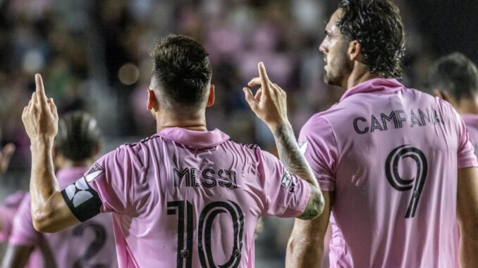 Lionel Messi del Inter de Miami junto a su compañero de equipo, el delantero Leonardo Campana. EFE/EPA/CRISTÓBAL HERRERA-ULASHKEVICH
