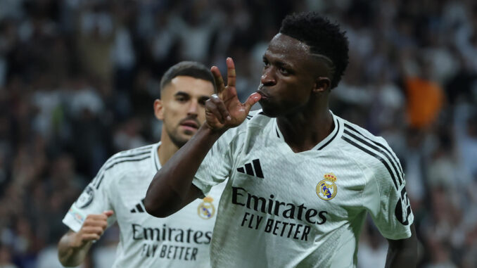 El delantero del Real Madrid Vinicius Jr. celebra su tercer gol, quinto del equipo blanco, durante el encuentro correspondiente a la fase regular de la Liga de Campeones entre Real Madrid y Borussia Dortmund, este martes en el estadio Santiago Bernabéu, en Madrid. EFE/Kiko Huesca
