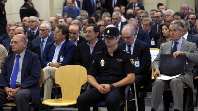 Imagen de archivo del inicio del juicio en la Audiencia Nacional, en San Fernando de Henares, contra los expresidentes de Caja Madrid Miguel Blesa (d) y Rodrigo Rato (2-d) y otros 63 usuarios de las polémicas tarjetas "black", entre ellos el expresidente de la CEOE, Gerardo Díaz Ferrán (i). EFE/Chema Moya ***POOL***
