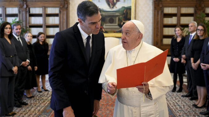 El papa Francisco y el presidente del Gobierno, Pedro Sánchez durante su encuentro este viernes en el Vaticano. EFE/Mario Tomassetti/ Prensa del Vaticano/ POOL / SOLO USO EDITORIAL/SOLO DISPONIBLE PARA ILUSTRAR LA NOTICIA QUE ACOMPAÑA (CRÉDITO OBLIGATORIO)
