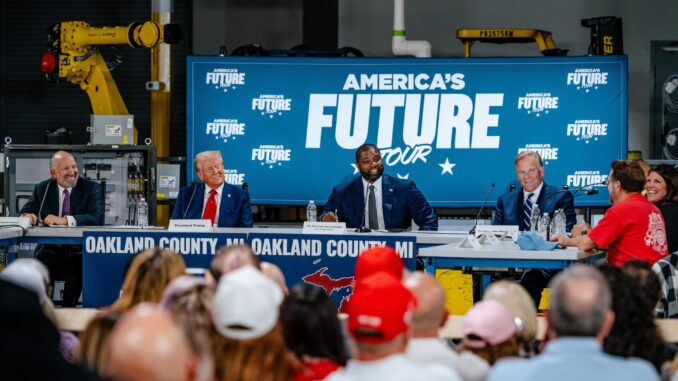 El candidato presidencial republicano de EE.UU. Donald J. Trump (2-I) participa en una mesa redonda con miembros de la comunidad organizada por el grupo 'Building America's Future' en Engineering Design Services Inc. el 18 de octubre de 2024 en Auburn Hills, Michigan, EE. UU. EFE/EPA/Nick Hagen
