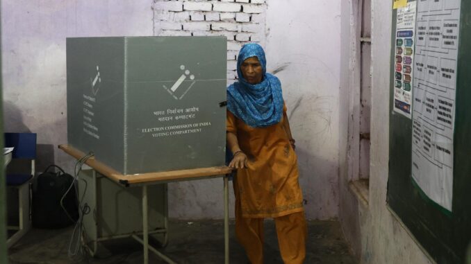 Una mujer vota en un colegio electoral durante las elecciones regionales en el estado indio de Haryana, en Faridabad, India, el 5 de octubre de 2024. EFE/EPA/RAJAT GUPTA
