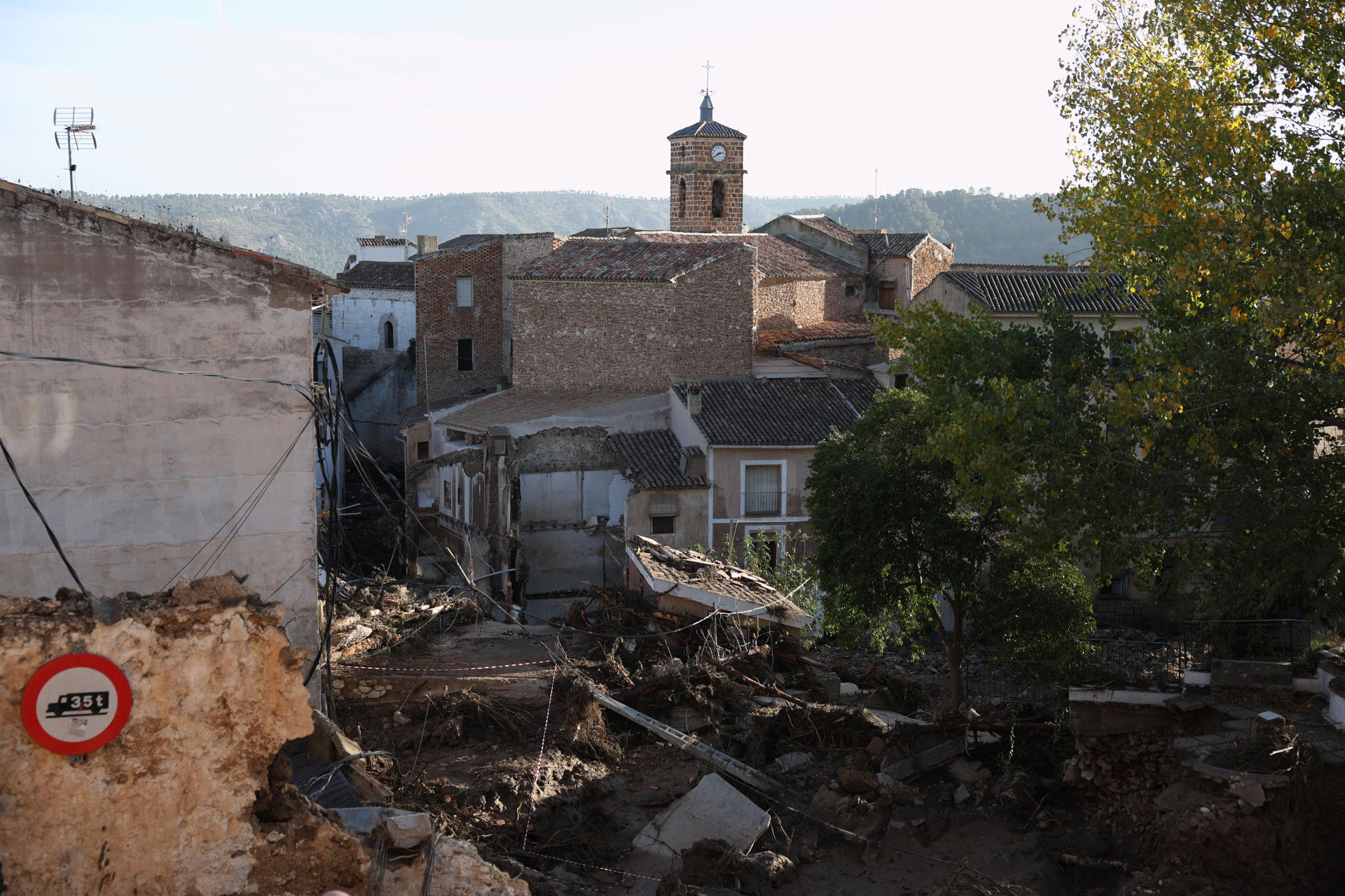 Vista de Letur (Albacete) este jueves donde continúan las labores de desescombro y la búsqueda de los desaparecidos tras el paso de la dana. Castilla-La Mancha intenta recuperarse de los efectos de las inundaciones, que ha provocado la muerte de dos personas en la comunidad. EFE/ Ismael Herrero
