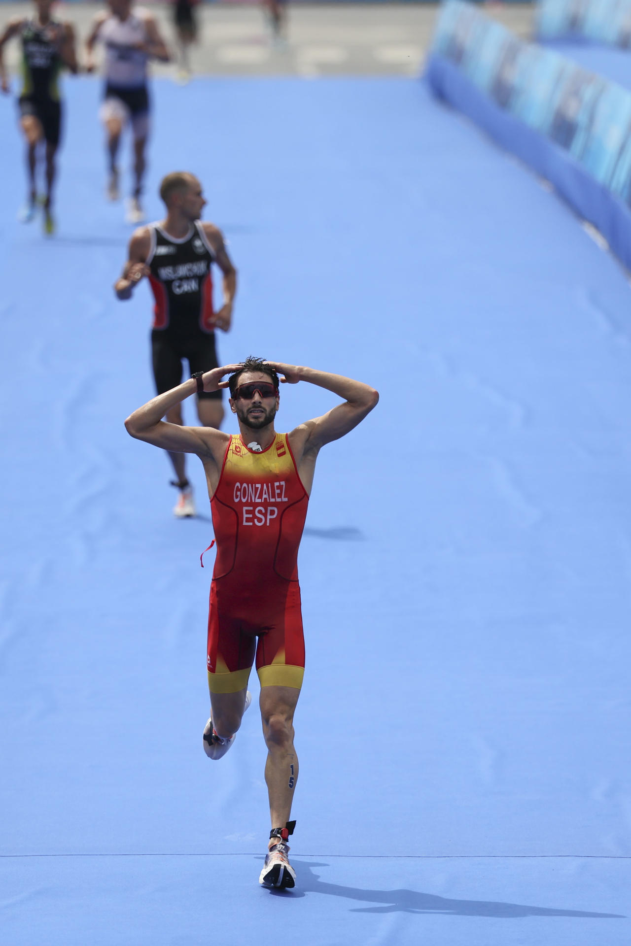 El triatleta español Alberto González, en una imagen de archivo, al cruzar la meta en la prueba de triatlón masculino de los Juegos Olímpicos de París 2024. EFE/ Miguel Gutiérrez
